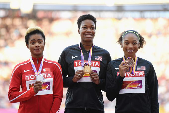 Na svetovnem prvenstvu v Londonu je z 19 leti osvojila srebro in prehitela tudi svojo vzornico, Američanko Allyson Felix (desno). | Foto: Getty Images