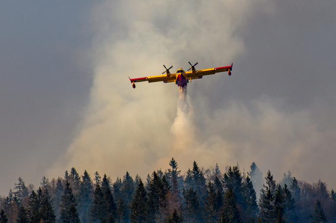 letalo gašenje gasilci | Prilet hrvaškega letala proti območju požara na Gorenjskem. | Foto Matej Eljon