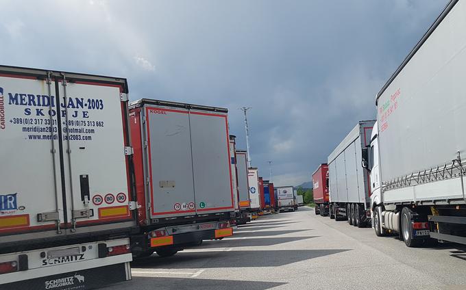 V Sloveniji je še vedno nerešena problematika parkiranja tovornjakov ob avtocestah. | Foto: Gregor Pavšič
