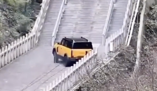 Kitajski SUV po slavnem stopnišču, končalo se je zelo slabo #video