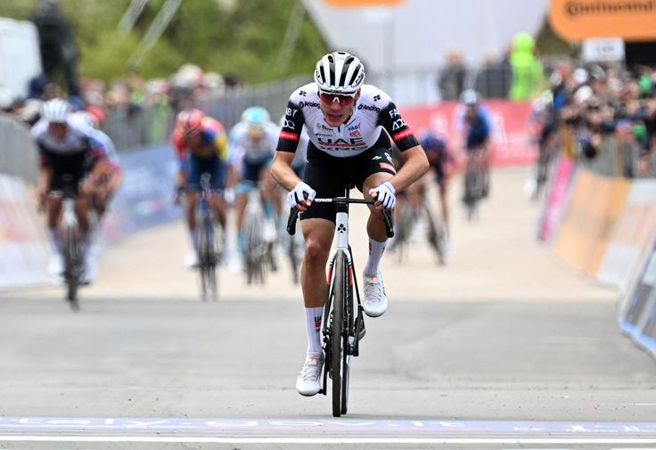 Juan Ayuso je Rogliču odščipnil še sekundo. | Foto: Reuters