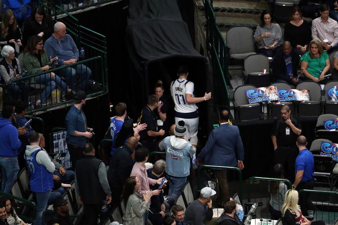 Luka Dončić | Luka Dončić je zapustil igrišče po 100 sekundah. Zdravniki so podali odločitev, da se ne bo več vrnil na igrišče. | Foto Guliver/Getty Images
