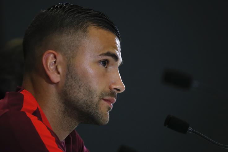 Anthony Lopes jo je skupil na sobotni tekmi. Po zadnjih informacijah pirotehnični vložek ne bo pustil posledic. | Foto: Reuters