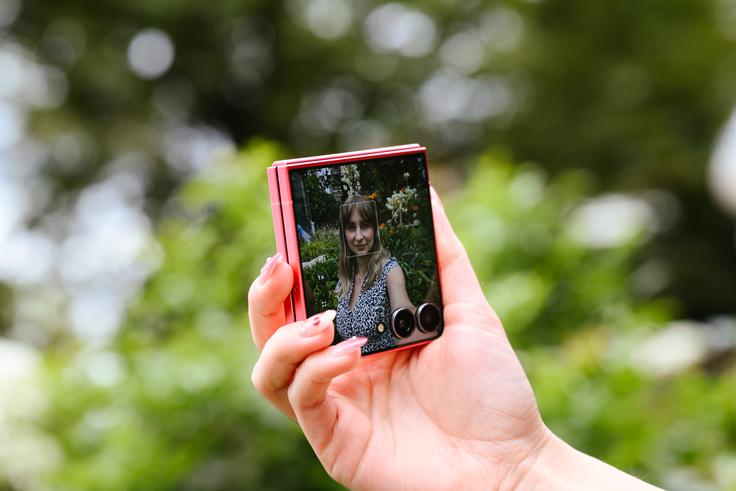 Selfie brez težav: Galaxy Z Flip7 se prepogne v idealno pozicijo za vsak posnetek. | Foto: Samsung