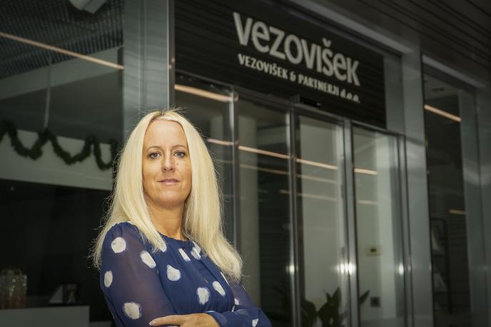 Ana Vezovišek | "Ključ do življenja brez finančnega stresa ni v tem, koliko zaslužimo, temveč v tem, koliko denarja znamo zadržati in kako modro ga usmerimo v svojo prihodnost," poudarja Ana Vezovišek. | Foto Liam Toni Šironjič