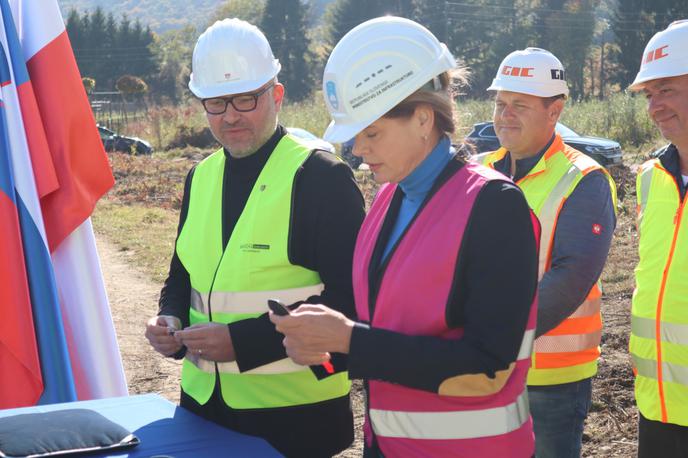 Maribor, gradbišče zahodne obvoznice, Alenka Bratušek | Bratušek je ob tem, ko je delavcem predala ključe bagra, povedala, da se po letih priprav projekt končno začenja: "Po dolgih letih, da ne bom rekla kar desetletjih, se bo tudi dejansko tukaj v naravi začela graditi zahodna obvoznica Maribor. Gre za pomembno obvoznico, razdeljeno v tri etape. Danes začenjamo prvo oziroma prvi del prve etape." | Foto Vida Toš/STA