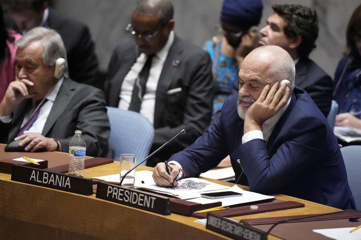 Albanski premier in predsednik varnostnega sveta Edi Rama je ruskemu veleposlaniku Vasiliju Nebenzju s predlogom zaprl usta in ga pustil brez besed.  | Foto: Guliverimage