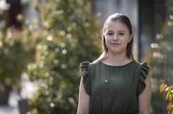 Nadarjena slovenska violinistka, ki že pri 16 letih po svetu polni koncertne dvorane