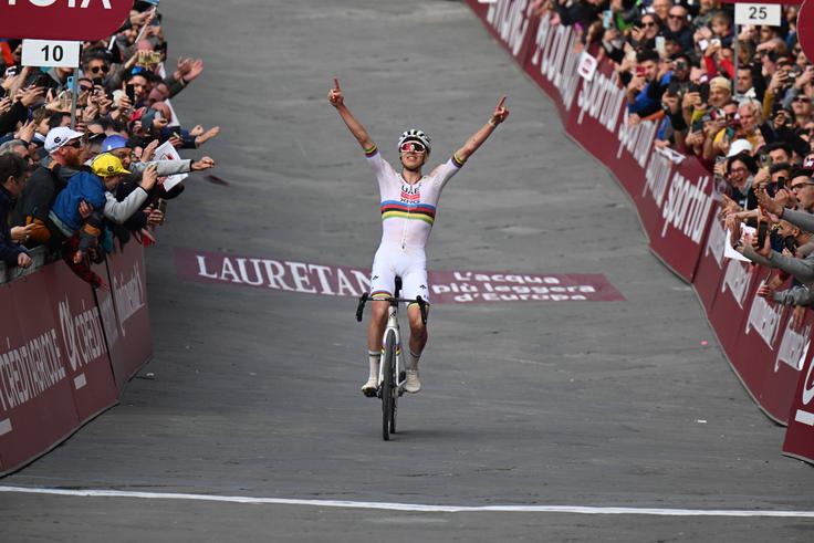 Junaki Strade Bianche takole proslavijo v Sieni. | Foto: Guliverimage