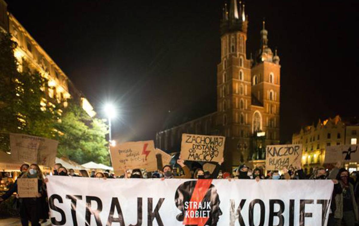 poljska protest splav (2021) | Ker je pomoč pri splavu na Poljskem prepovedana, aktivistom in zdravnikom, ki pomagajo, grozi zaporna kazen. | Foto Guliverimage