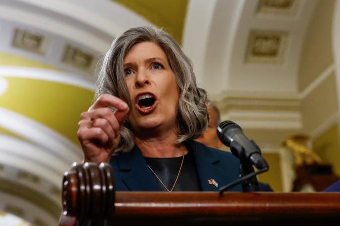 Joni Ernst | Zadnje dni najbolj odmeva primer republikanske senatorke Joni Ernst iz Iowe, ki se je prejšnji teden naveličala kritik volivcev zaradi predloga zmanjšanja porabe za zdravstveno zavarovanje manj premožnih in jim je zabrusila, da bodo na koncu tako ali tako vsi umrli, je poročala televizija ABC. | Foto Guliverimage