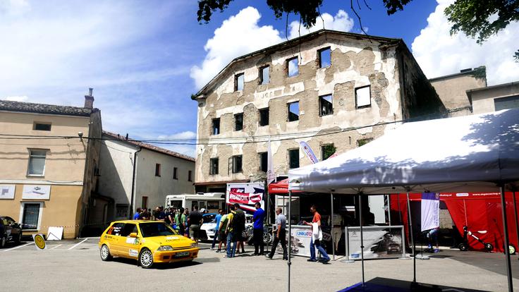 Organizacijski zadek v polno je bila tudi postavitev servisne cone v središče mesta. | Foto: 