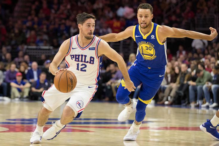 Stephen Curry (v modrem dresu) je k zmagi Golden Stata prispeval 35 točk. | Foto: Reuters