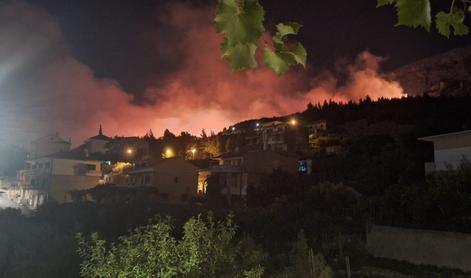 Dugi Rat: izbruhnil ogromen požar, zaprta Jadranska magistrala, ogroženih več hiš #video