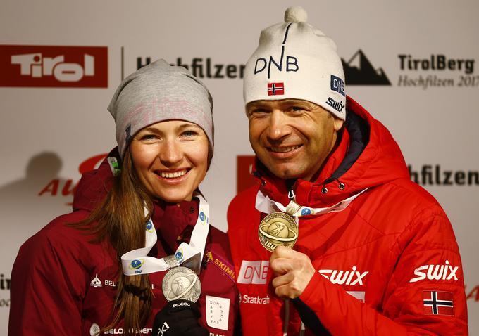 Rekorder po številu kolajn z zimskih olimpijskih iger Ole Einar Bjørndalen smuči in puške še ne bo postavil v kot. Prihodnje leto bo nastopil na sedmih olimpijskih igrah, na tem tekmovanju je osvojil 13 odličij, osem zlatih. Triinštiridesetletni Norvežan, poročen z belorusko biatlonko Darjo Domračevo (na fotografiji), s katero sta lani pričakala prvega otroka, je v svetovnem pokalu debitiral leta 1993. Najuspešnejši akter biatlonske karavane je na večjih tekmovanjih osvojil 45 kolajn, zadnjo lani na zasledovalni tekmi v Hochfilznu. | Foto: Reuters