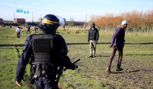 Po incidentu z migranti v Calaisu pozivi za vojsko v pristanišču