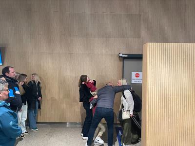 Čustveno na brniškem letališču: po 48 potovanja so doma