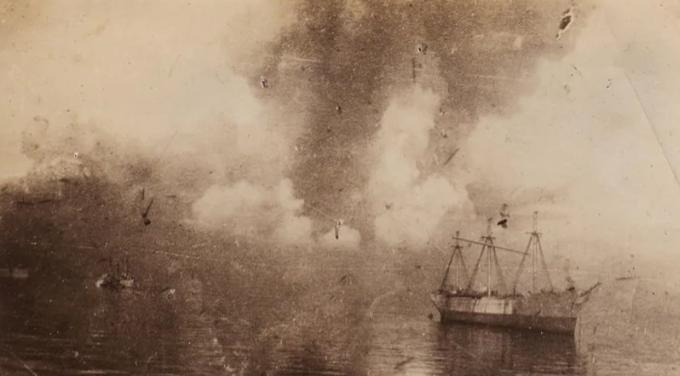 To je domnevno ena najpozneje odkritih fotografij dogajanja v Halifaxu na usodni 6. december 1917. Nastala naj bi le 30 sekund po kolosalni eksploziji, posneli pa so jo z raziskovalne ladje CSS Acadia. | Foto: Arhiv okrožij Bellevue in Hastings, Ontario