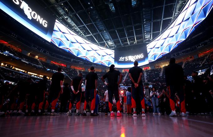 Košarkarji LA Clippers pred prvo tekmo, ki so jo odigrali v Los Angelesu po ogromni katastrofi. | Foto: Reuters