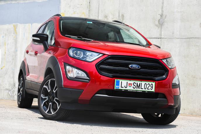 Ford ecosport active | Široka črna plastika, ki obroblja 17-palčna kolesa, se razteza prek vrat in obeh odbijačev. Dnevne in zasenčene luči dajejo LED svetlobo, dolga žarometa sta halogenska, zasenčenje pa samodejno. | Foto Gašper Pirman