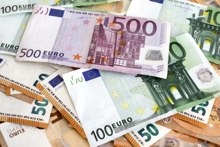 Ob uvedbi novih evrskih bankovcev čez predvidoma nekaj let, kakršnikoli že bodo, zdaj veljavni evrski bankovci ne bodo takoj prenehali veljati, so pojasnili pri Evropski centralni banki. | Foto: Guliverimage