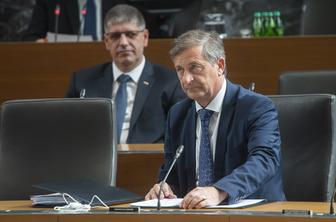 Maratonska interpelacija ni uspela: Karl Erjavec ostaja obrambni minister #foto