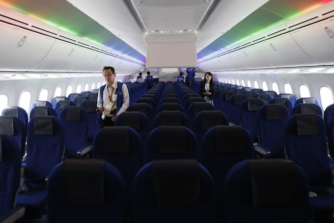 Ali bodo na nekatere čezoceanske povezave poleg velikih letal, kot je Boeing 787 Dreamliner (na fotografiji), kmalu zapeljala tudi manjša letala in tako omogočila cenejše vozovnice? | Foto: Reuters