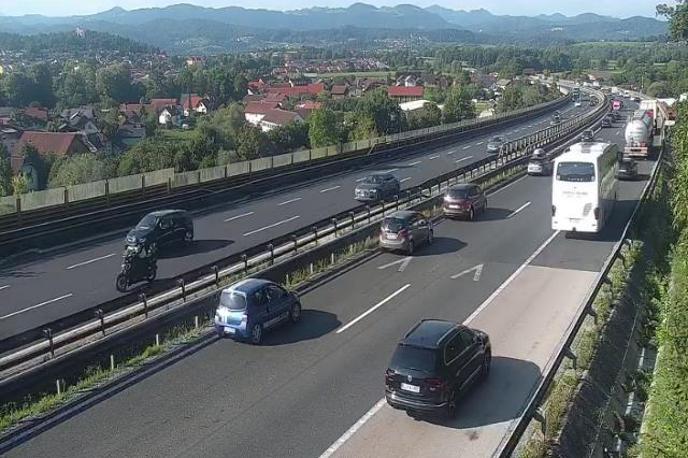promet, zastoj | V primeru prometne nesreče ne pozabite vzpostaviti reševalnega pasu. | Foto Prometno-informacijski center