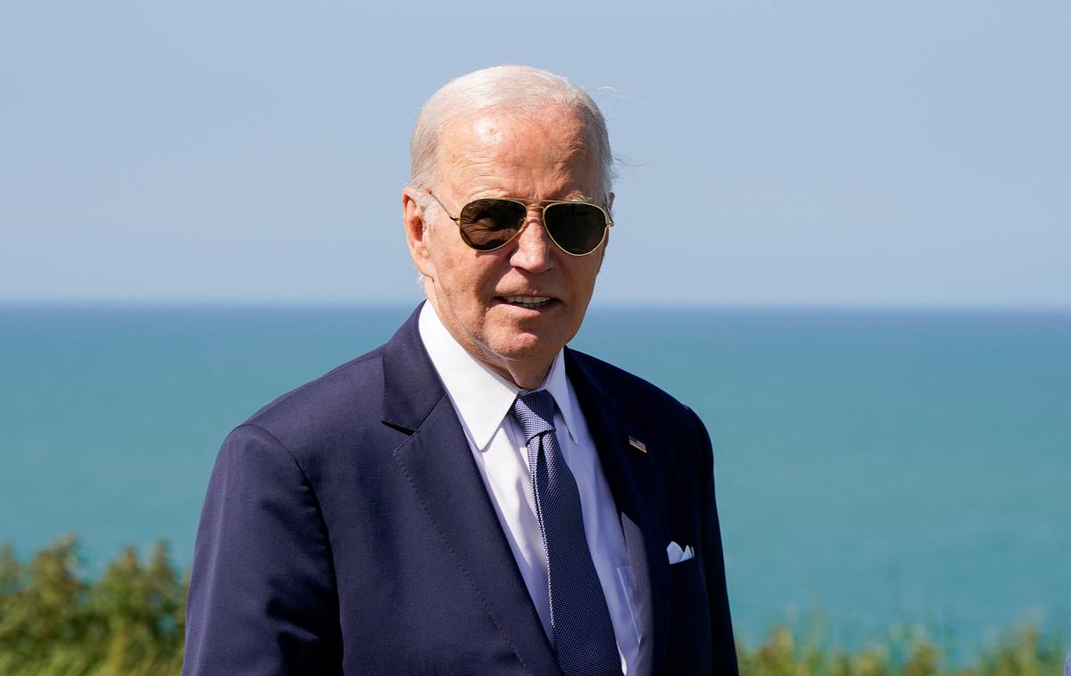 Joe Biden v Normandiji | Vrhovno sodišče ZDA je v ponedeljek odločilo, da ima predsednik ZDA imuniteto za vsa uradna dejanja, ki jih ni opredelilo. | Foto Reuters