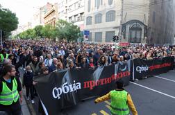 Na protestu v Beogradu 50 tisoč ljudi. Opozicija: Vlada naj odstopi. #video