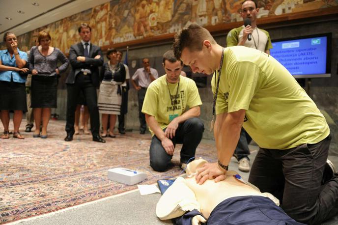 AED defibrilator | Po podatkih Rdečega križa Slovenije srčni zastoj vsako leto doživi več kot 1.500 Slovencev in Slovenk, povprečno štirje na dan. Bi znali ukrepati, če do srčnega zastoja pride pred vašimi očmi? | Foto Nebojša Tejić/STA