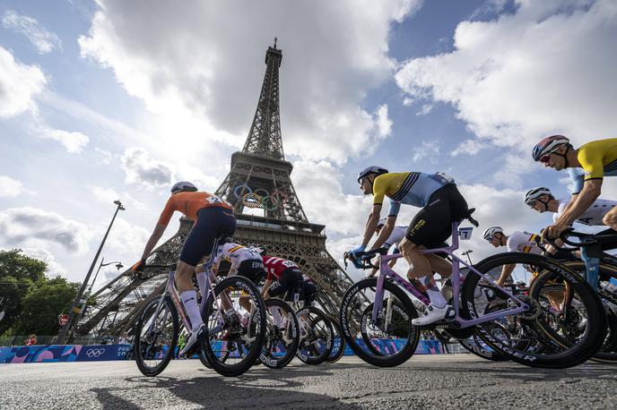 cestna dirka Pariz 2024 | Kolesarji so olimpijsko preizkušnjo začeli v neposredni bližini Eifflovega stolpa. | Foto Guliverimage