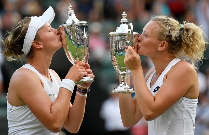 Barbora Krejčikova in Katerina Siniakova sta pred Wimbledonom zmagali tudi na OP Francije. | Foto: Reuters
