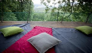 V središču Slovenije lahko prespite na drevesu. Varno in romantično. (foto)