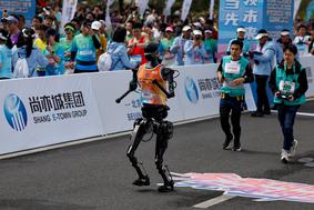 Roboti na polmaratonu v Pekingu krepko za rekreativci #foto #video