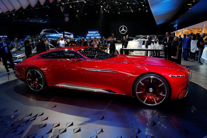 S skoraj šestimi metri dolžine je Mercedesova študija sredi Pariza požela veliko zanimanja. | Foto: Reuters