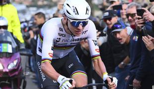 Navijači na Tadeja Pogačarja med dirko lepili nalepke #video