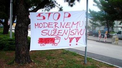 Uprava Luke Koper in žerjavisti spet za pogajalsko mizo, stavka se nadaljuje