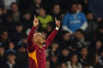 Roma dvakrat vodila, Napoli dvakrat izenačil. Interju razburljiv derbi.