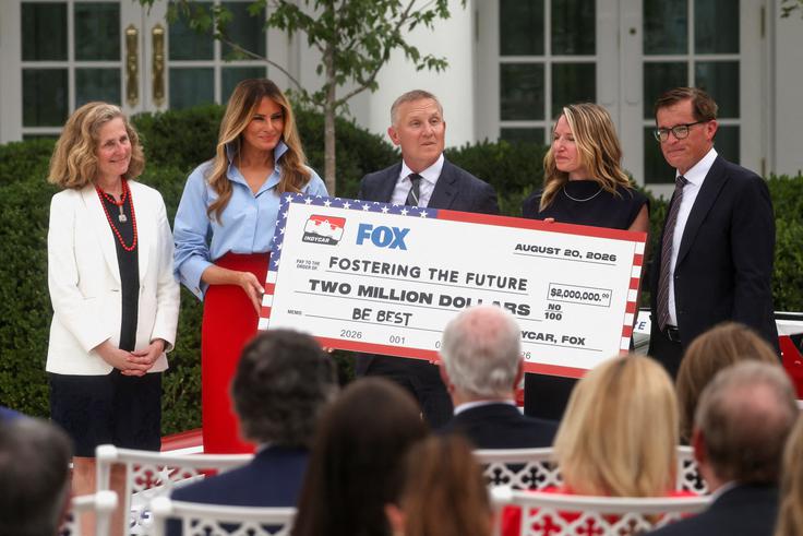 Dogodek je bil namenjen obeležitvi donacije podjetij IndyCar in Fox Corporation v podporo univerzitetnim štipendijam. | Foto: Reuters