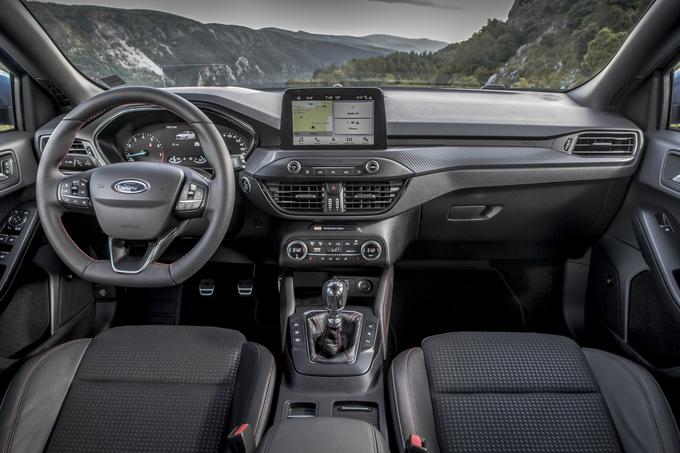 Notranjost je precej bolj moderna kot pri predhodniku, še naprej hvalimo položaj za volanom. | Foto: Ford