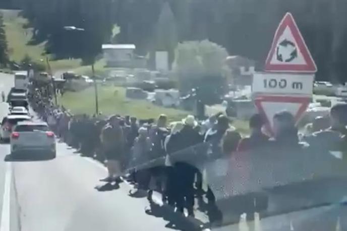 Kaos v Dolomitih: čakalna vrsta za eno fotografijo