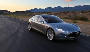 Tesla razvija mrežo hitrih polnilnih postaj