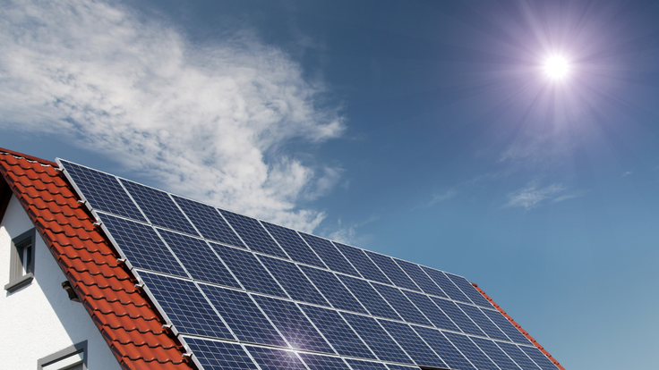 Lastnik mora upoštevati dozdajšnjo proizvodnjo elektrarne, porabniške navade gospodinjstva in pričakovane spremembe v porabi, kot sta na primer nova toplotna črpalka in električni avtomobil. Zato je energijo, ki je trenutno videti kot višek, brez strokovno izvedene analize in primerne varnostne rezerve nesmiselno v celoti nameniti souporabi. SunContract vam pri tem koraku pomaga, da pravilno ocenite svoje viške. | Foto: SunContract