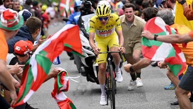 Policija aretirala navijača, ki je v Pogačarja in Vingegaarda metal čips