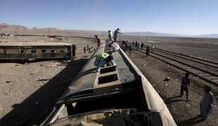 Več mrtvih v iztirjenju vlaka v Pakistanu