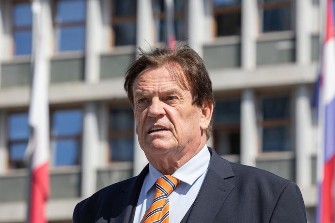 Pavle Rupar | "Od naslednje vlade zahtevamo, da se tudi pokojnine primerno odmerijo, da se postavi minimalna pokojnina vsaj na prag revščine in da slovenske upokojenke in upokojenci končno zaživimo normalno in zasluženo dobro življenje," je v nagovoru dejal Pavel Rupar. | Foto STA