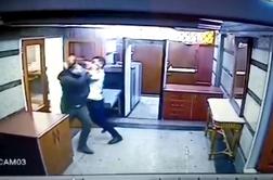 Napadalec vdrl v ambasado in streljal s kalašnikovom #video