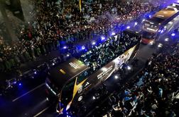Na tisoče Argentincev kljub finalnemu porazu ob vrnitvi pozdravilo nogometaše
