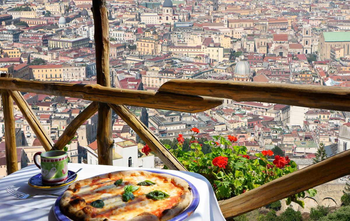 Neapelj, pica, gostilna | Število turistov se je lani v primerjavi z letom 2022 povečalo za 13,4, število prenočitev pa za 9,5 odstotka, pri čemer so za 52,4 odstotka prenočitev poskrbeli tuji gostje. | Foto Shutterstock